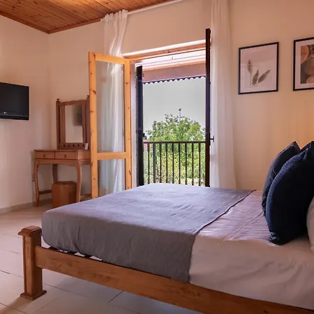Villa Phaedrus Living: Traditional Stone House