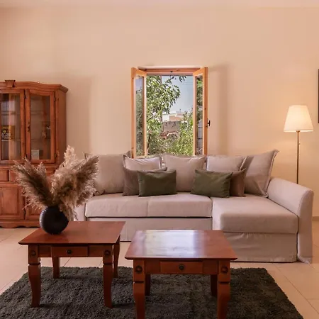 Phaedrus Living: Traditional Stone House Pachna