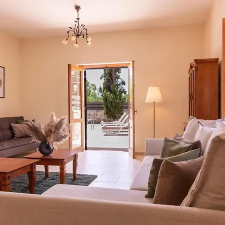 Phaedrus Living: Traditional Stone House