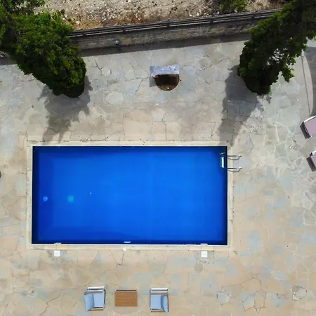 Phaedrus Living: Traditional Stone House
