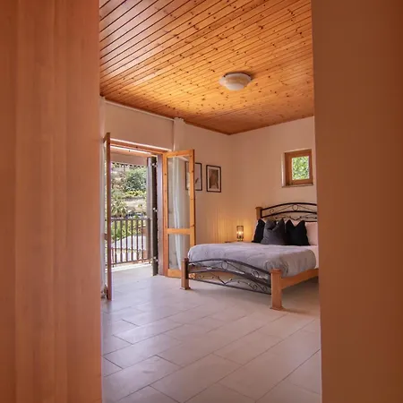 Phaedrus Living: Traditional Stone House Pachna
